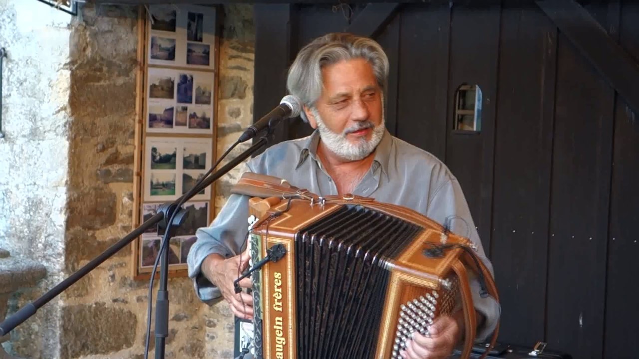Gérard Blanchard chante Brassens au Puits Sauvage pendant les balances !