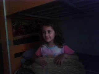 sena elif gitar caliyor