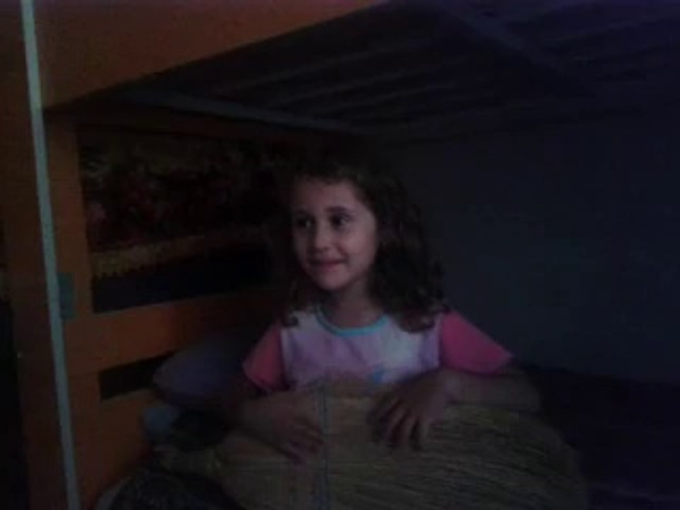 sena elif gitar caliyor