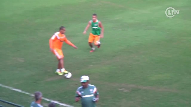 Caneta, gol e belos passes! Walter tira onda em treino do Flu