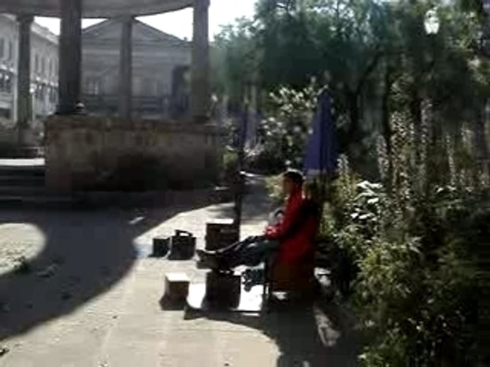 le Jardinier local et queue a la banque!