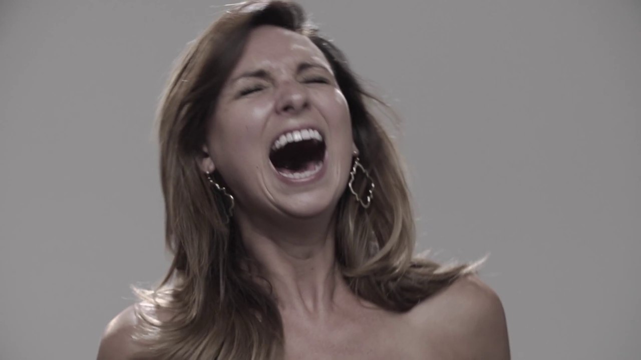 Se faire taser en Slow motion : visages déformés par la douleur!