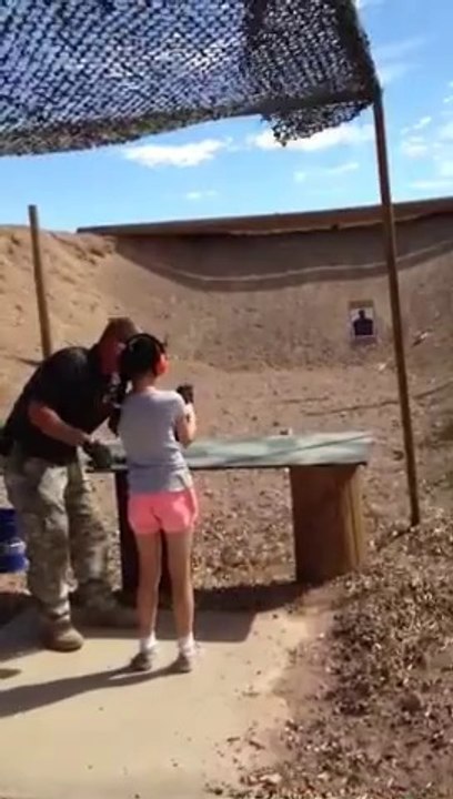 Une fillette tue accidentellement son instructeur pendant une séance de tir