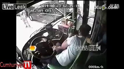 Trafikte feci dayak: Genç kadını acımasızca yumrukladı