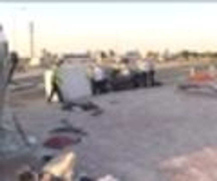 Mermer blok otomobilin üzerine düştü