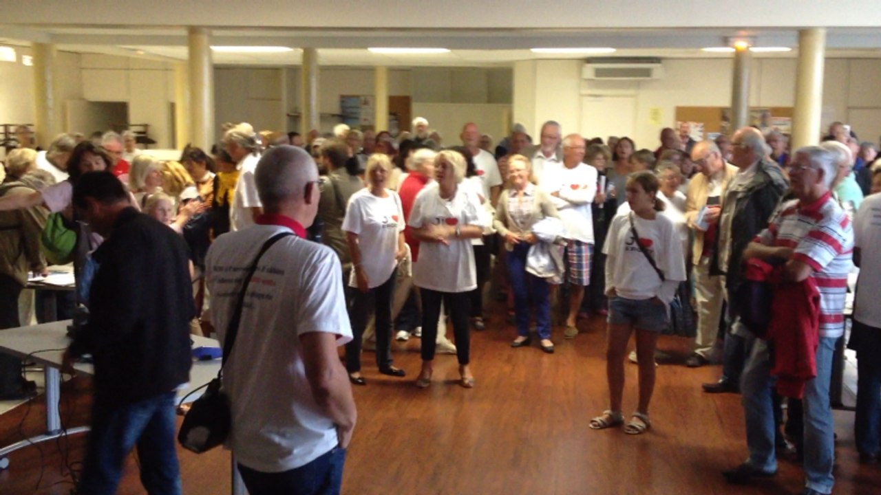 Action du collectif contre l'atterrage de câbles à Caroual