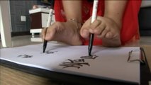 Cette jeune femme écrit avec les pieds et les mains en même temps !