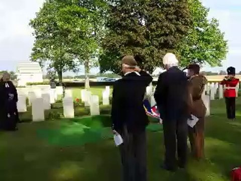 Cérémonie de ré-inhumation au cimetière militaire de Fontenay-le-Pesnel