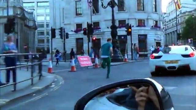 Fail : un anglais tombe en courant après une Ferrari