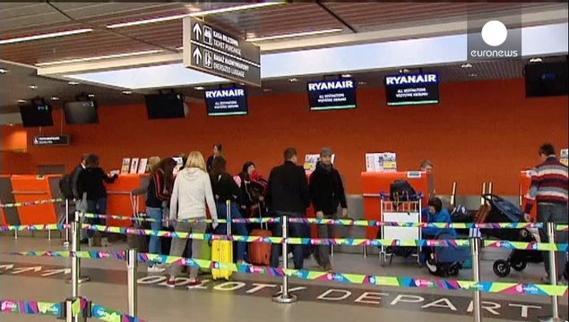 Ryanair woos business flyers with package including no checked bag charges