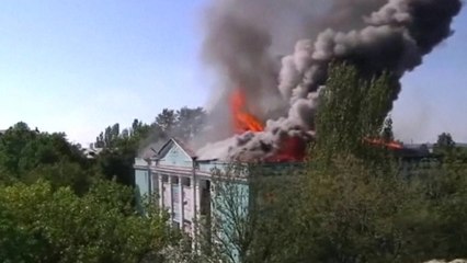 Donetsk cultural center in flames as fighting rages on