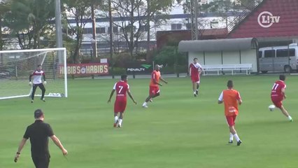 Tải video: Dupla entrosada faz bonito no treino do São Paulo