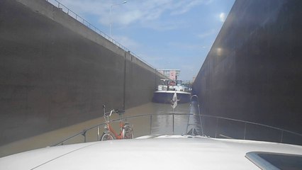 Rheinschleuse mit Yacht zusammen mit Frachter