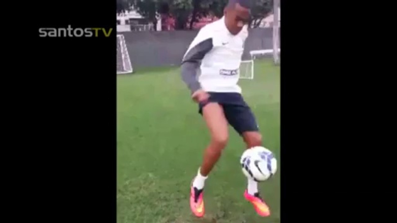 Watch Robinho's amazing ball juggling skills and trick