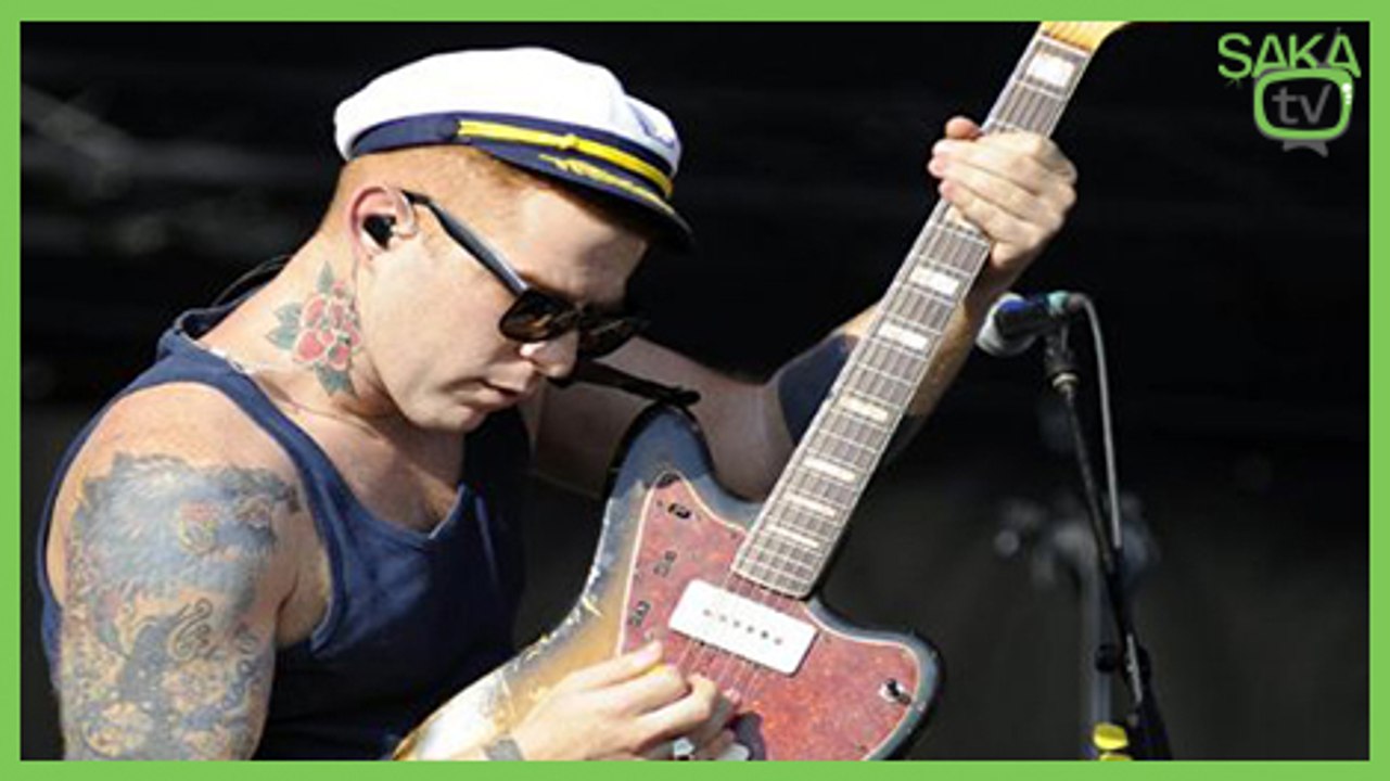 Gitarı Çevirmeye Çalıştı Ancak