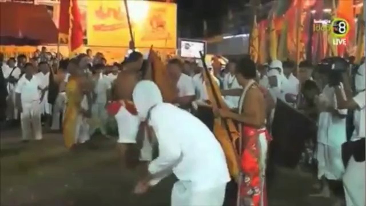 آگ میں سے گزرنے کا  انوکھا مظاہرہ۔۔۔۔۔۔۔۔