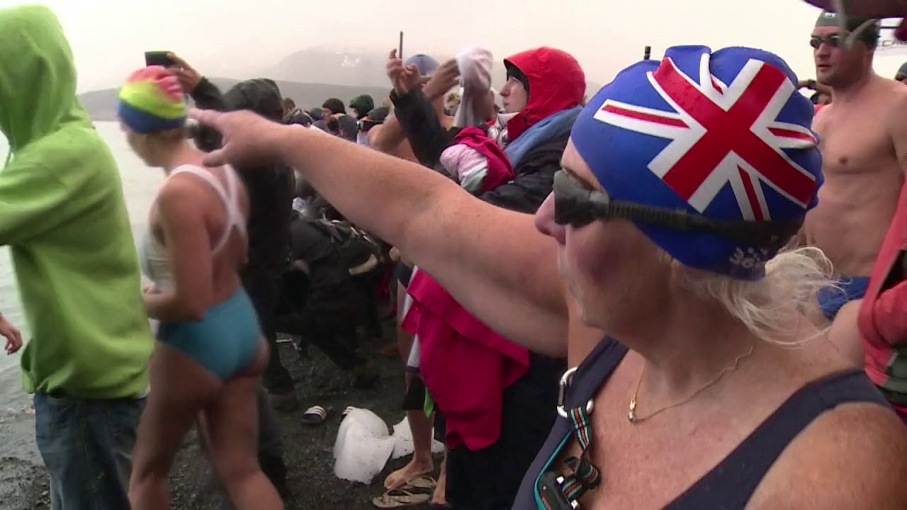 Des givrés se jettent à l’eau dans un glacier argentin