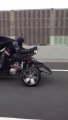 Batman fait de la moto sur une autoroute japonaise!