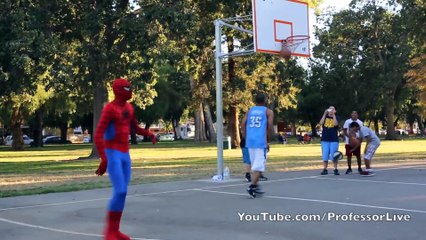 Spiderman ridiculise ses adversaires au basketball