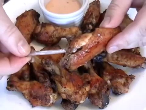 Manger des ailes de poulet