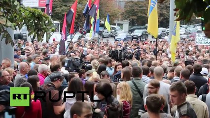 Ukraine: Kiev protesters slam govt 'inaction' over forces trapped in Ilovaysk