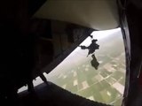 Un parachutiste reste accroché à l'avion