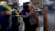 Alkollü kadın polis için dans etti