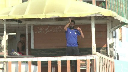 منقذ بحري وحيد يعمل على شاطئ غزة في كل الظروف