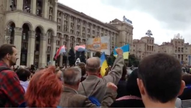 Kiev protesters show support for Ukrainian troops