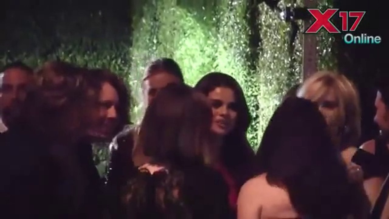 Selena Gomez saliendo de la fiesta pre-Emmy de Variety