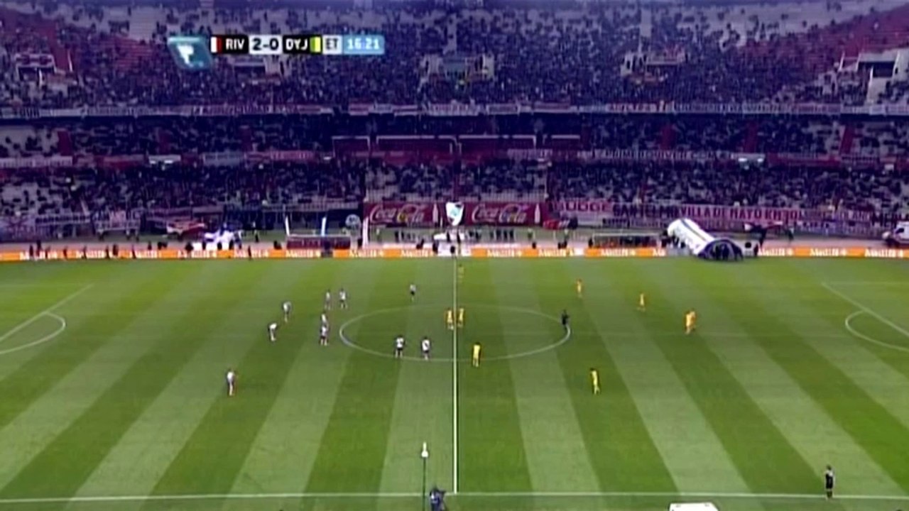 Argentinien: Nach Platzverweis – Trainer steckt in Tunnel fest