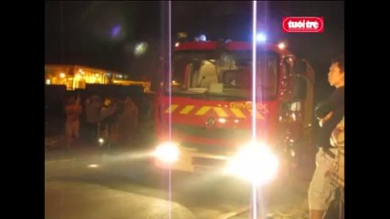 Cháy dãy cửa hàng sửa xe trên xa lộ Hà Nội