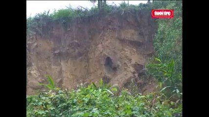 Đang xây nhà tránh núi lở thì bị núi đè sập