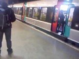 Femme qui bloque la porte RER... Et reçoit une punition !