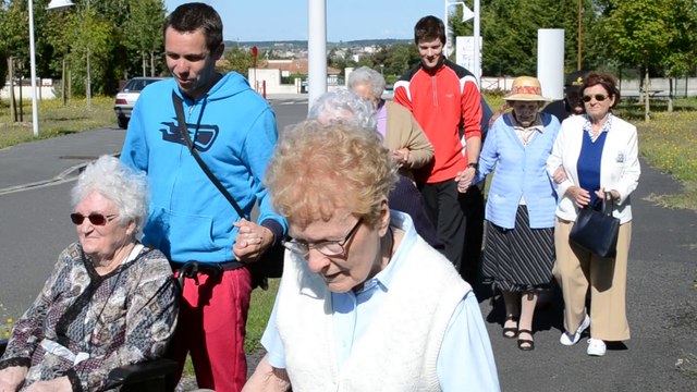 Les marcheurs de la résidence Les Jardins de Louise et leurs coachs