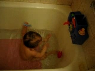 Emma dans son bain