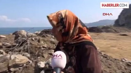 Balyoz Sallayarak Topladığı Demirleri Satıyor