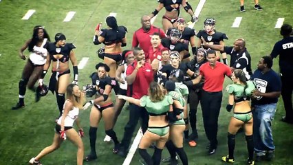 Une baston de filles en lingerie lors d'un match de LFL