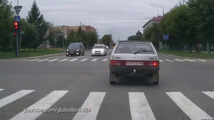 شاهد عاقبة من يتخطى إشارة المرور الحمراء