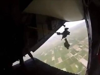 Un parachutiste reste accroché à l'avion