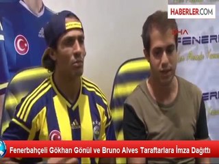 Fenerbahçeli Gökhan Gönül ve Bruno Alves Taraftarlara İmza Dağıttı