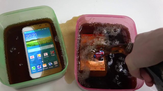 Samsung Galaxy S5 vs. Samsung Galaxy S5 Mini - Coca Cola Test