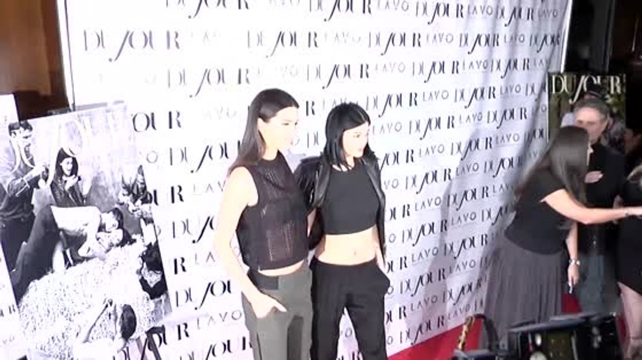 Kendall und Kylie Jenner feiern ihr DuJour Magazine Titelblatt