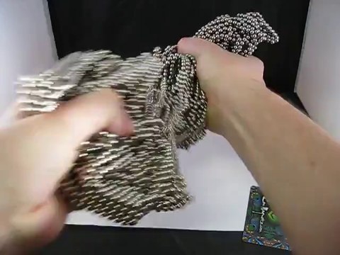 Un cube fait de plus de 10000 aimants.