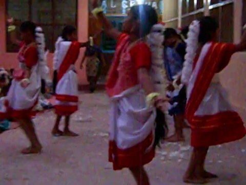Achalpur, danse d'accueil des jeunes filles de l'orphelinat, Inde 2010