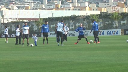 Crianças alegram treino do Corinthians