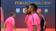 Dani Alves song phi triệt hạ Mascherano