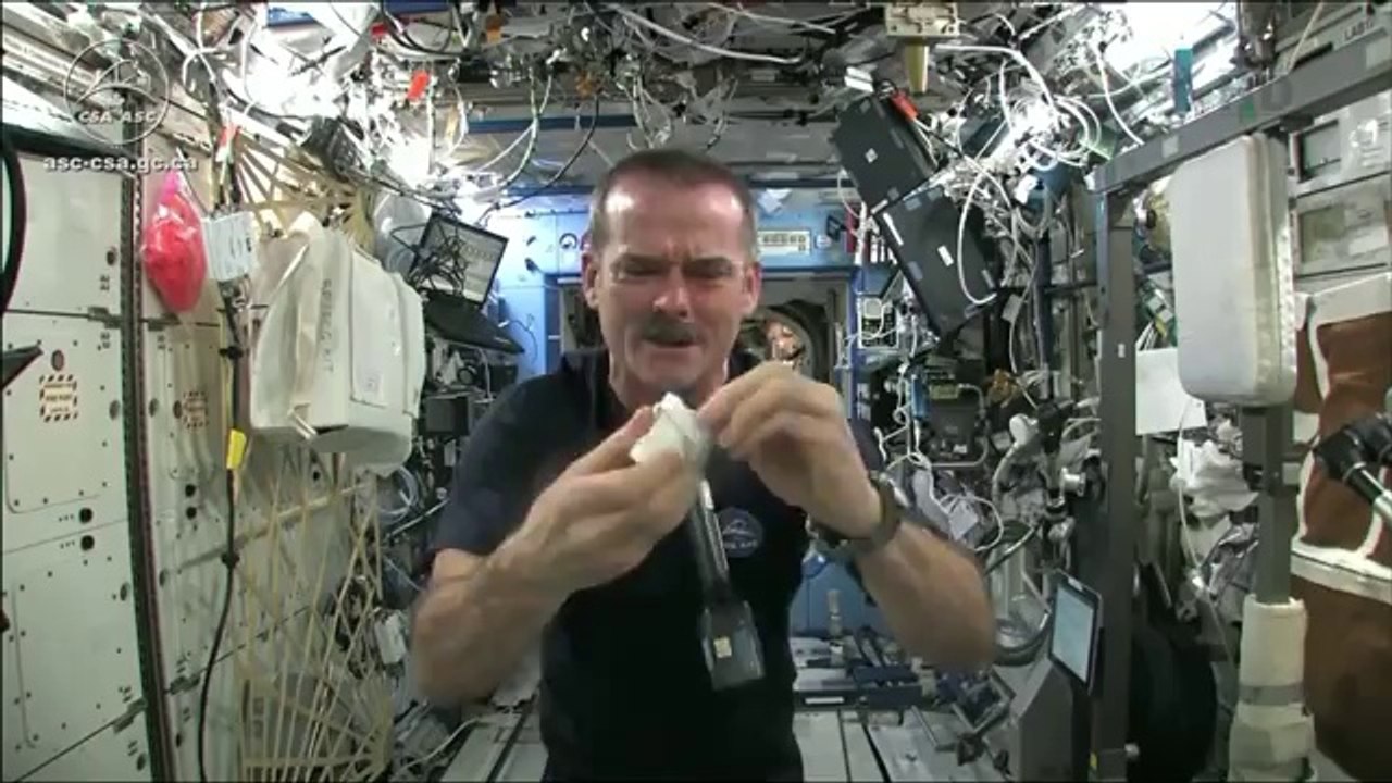 宇宙で濡れたタオルを絞ると・・・・・？