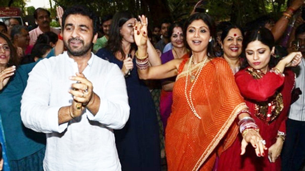 WATCH Shilpa Shetty DANCE At Ganpati Visarjan 2014 - Shilpa Shetty Ganesh Chaturthi 2014