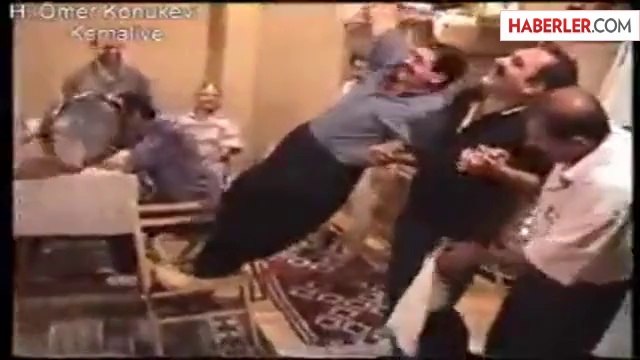 Halay Başı Arkadaşının Omzunda Halay Çekti